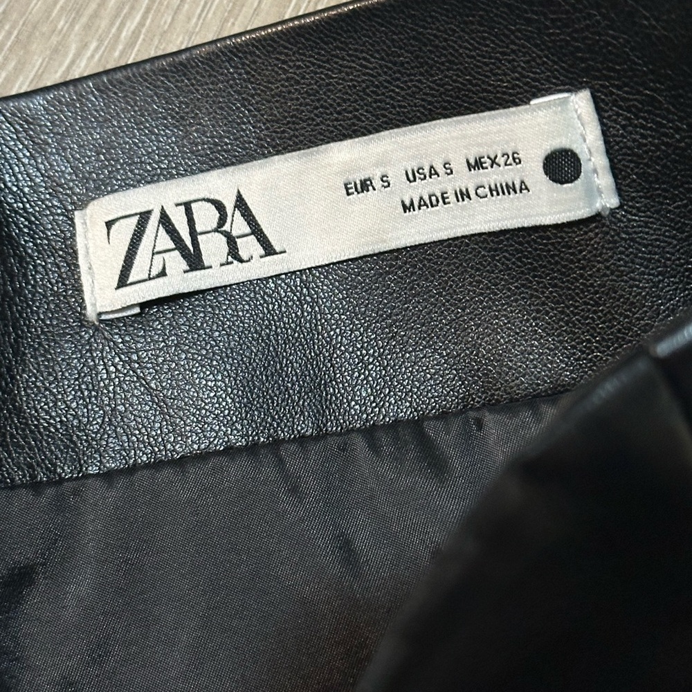 Zara Black Faux Leather Skirt with Side Ruching Size S 🦄 - Picture 4 of 7